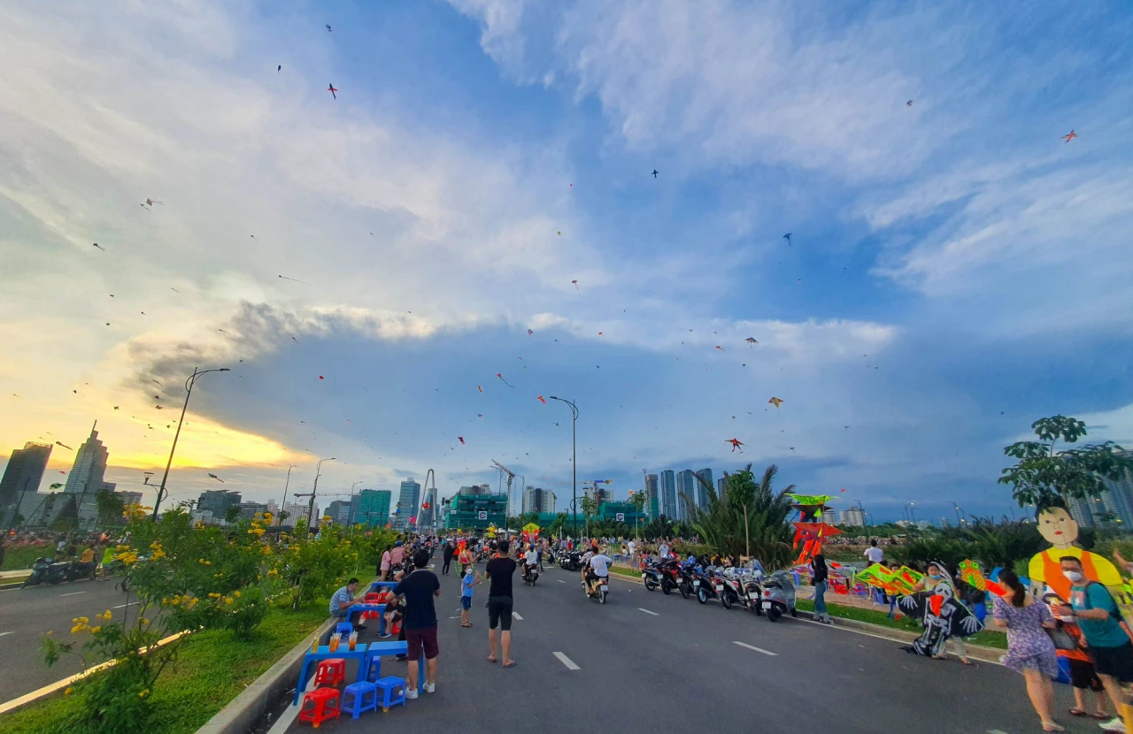 Bãi thả diều ngay dưới chân cầu Thủ Thiêm là một trong những địa điểm thả diều Sài Gòn Hot nhất