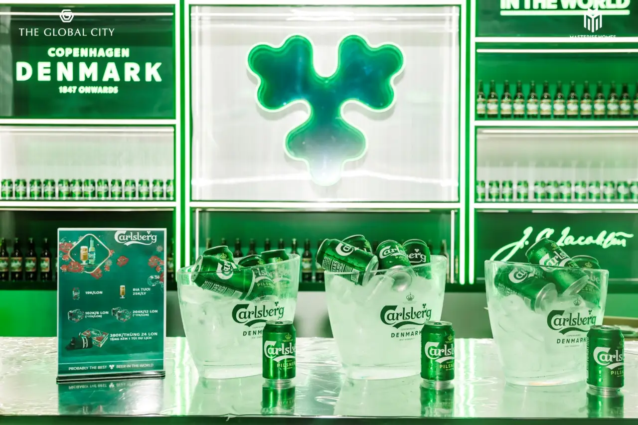 Thưởng thức bia Carlsberg tại The Global Celebration là điểm nhấn không thể bỏ lỡ trong đêm countdown đầy sôi động.